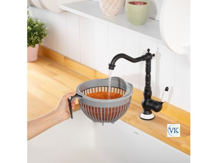 Szürke rizsmosó tál lencsével megtöltve, vízöblítés közben.