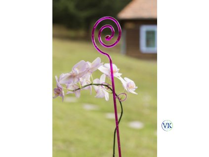 Rózsaszín spirál virágtámasz orchideával kültéren használat közben