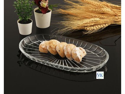 Elegant ovális kínálótányér süteményekkel megterítve