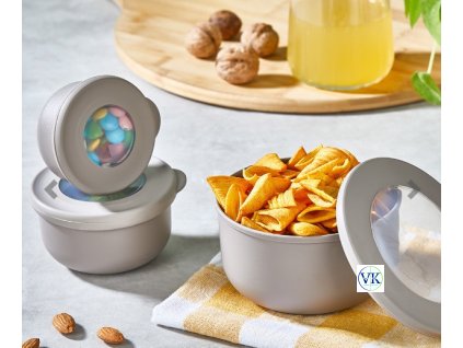 teltároló dobozok használat közben – chips és cukorka tárolása modern szürke szettben